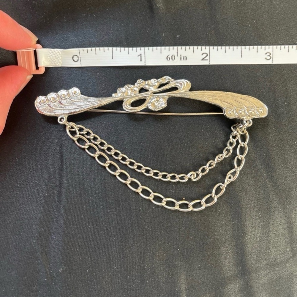 vintage silver-tone floral brooch with chains - Picture 2 of 3